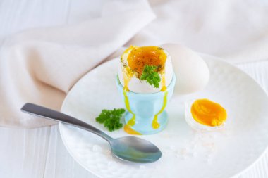 Kahvaltıda yumurta kabında haşlanmış yumurta ve baharat.