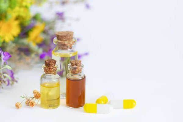 Aromatherapie Massage Oliën Flessen Etherische Oliën Naast Geurige Gezonde Wilde — Stockfoto