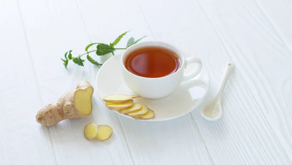 Napój Przeciwwirusowy Zdrowa Herbata Ajurwedyjska Imbirem Liśćmi Mięty Białym Kubku — Zdjęcie stockowe
