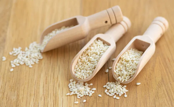 Tahta masada beyaz susam tohumlu Scoops