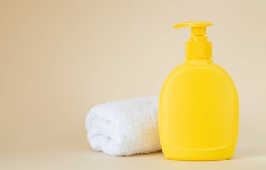 Bej arka planda beyaz havlusu olan sarı markasız şeker şişesi, kopyalama alanı olan ambalaj modeli