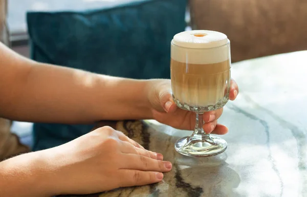 Mujer Bebiendo Delicioso Café Con Leche Con Espuma —  Fotos de Stock