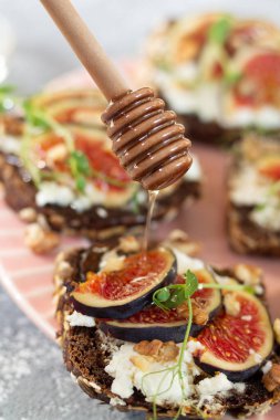 Tahtadan damlayan bal incirli sandviçlerin üzerine damlıyor.