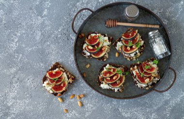 Mascarpone, bal ve fındıklı incirli sandviç.