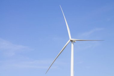 Mavi gökyüzü arka planında alternatif enerji üreten rüzgar türbinine yakın çekim