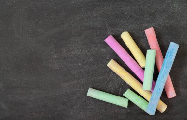 Renkli tebeşir parçalarıyla okul tahtasına