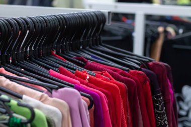 Askıda bir sürü renkli kadın kıyafeti var. Yeni giyim koleksiyonu kavramı