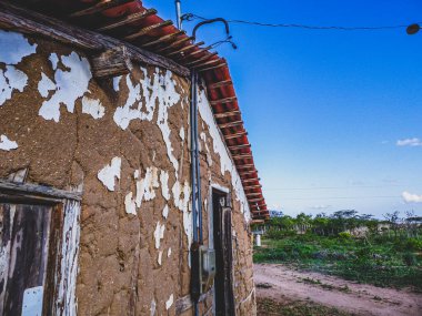 Brezilya 'nın kırsal kesiminde bitki biyomu olarak katinga bulunur. Yarı kurak tropikal iklim, Brezilya 'nın kuzeydoğu iç kesiminin tipik iklimidir..