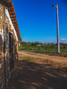 Brezilya 'nın kırsal kesiminde bitki biyomu olarak katinga bulunur. Yarı kurak tropikal iklim, Brezilya 'nın kuzeydoğu iç kesiminin tipik iklimidir..