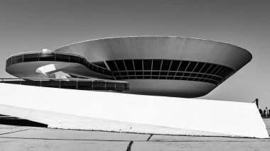 Niteroi 'deki Çağdaş Sanat Müzesi ünlü Brezilyalı mimar Oscar Niemeyer tarafından tasarlanmıştır. Son 50 yılın en etkili 10 mimari çalışmasından biri seçildi..
