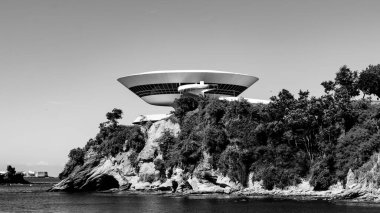 Niteroi 'deki Çağdaş Sanat Müzesi ünlü Brezilyalı mimar Oscar Niemeyer tarafından tasarlanmıştır. Son 50 yılın en etkili 10 mimari çalışmasından biri seçildi..