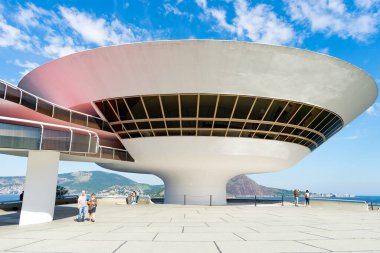 Niteroi 'deki Çağdaş Sanat Müzesi ünlü Brezilyalı mimar Oscar Niemeyer tarafından tasarlanmıştır. Son 50 yılın en etkili 10 mimari çalışmasından biri seçildi..