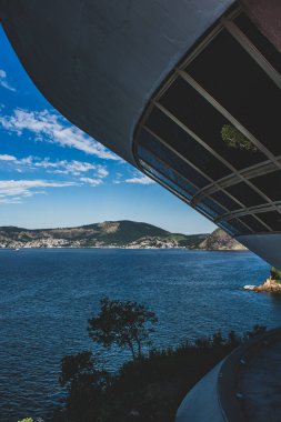 Niteroi 'deki Çağdaş Sanat Müzesi ünlü Brezilyalı mimar Oscar Niemeyer tarafından tasarlanmıştır. Son 50 yılın en etkili 10 mimari çalışmasından biri seçildi..