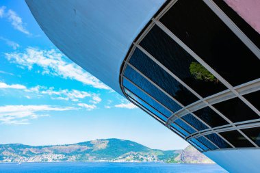 Niteroi 'deki Çağdaş Sanat Müzesi ünlü Brezilyalı mimar Oscar Niemeyer tarafından tasarlanmıştır. Son 50 yılın en etkili 10 mimari çalışmasından biri seçildi..