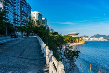 Niteroi 'deki Çağdaş Sanat Müzesi ünlü Brezilyalı mimar Oscar Niemeyer tarafından tasarlanmıştır. Son 50 yılın en etkili 10 mimari çalışmasından biri seçildi..