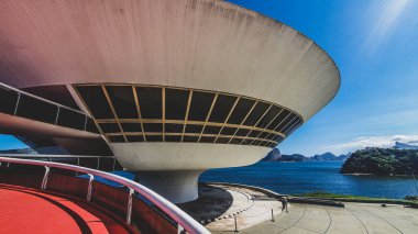 Niteroi 'deki Çağdaş Sanat Müzesi ünlü Brezilyalı mimar Oscar Niemeyer tarafından tasarlanmıştır. Son 50 yılın en etkili 10 mimari çalışmasından biri seçildi..