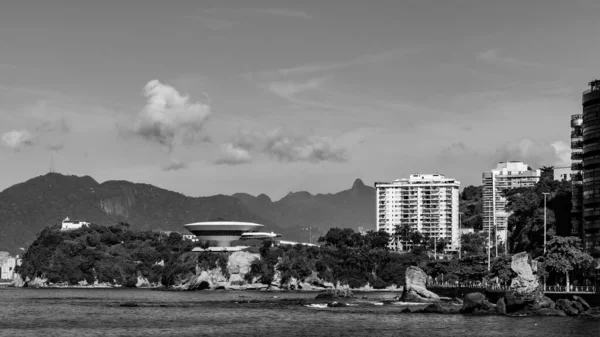 ニテロイの現代美術館は 有名なブラジル人建築家オスカー ニーマイヤーによって設計されました 過去50年間で最も影響力のある建築作品10選に選ばれました — ストック写真