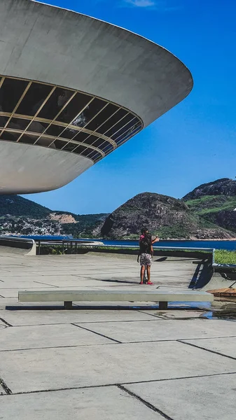 ニテロイの現代美術館は 有名なブラジル人建築家オスカー ニーマイヤーによって設計されました 過去50年間で最も影響力のある建築作品10選に選ばれました — ストック写真