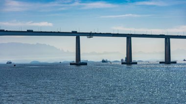 Başkan Costa e Silva Köprüsü (daha çok Rio / Niteroi Köprüsü olarak bilinir), Güney Yarımküre 'deki en uzun köprüdür. Brezilya 'nın Rio de Janeiro eyaletindeki Guanabara Körfezi' ni geçer..