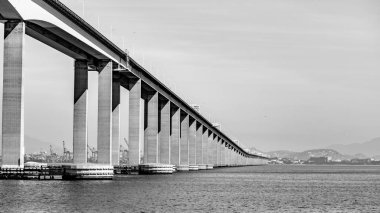 Başkan Costa e Silva Köprüsü (daha çok Rio / Niteroi Köprüsü olarak bilinir), Güney Yarımküre 'deki en uzun köprüdür. Brezilya 'nın Rio de Janeiro eyaletindeki Guanabara Körfezi' ni geçer..