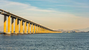 Başkan Costa e Silva Köprüsü (daha çok Rio / Niteroi Köprüsü olarak bilinir), Güney Yarımküre 'deki en uzun köprüdür. Brezilya 'nın Rio de Janeiro eyaletindeki Guanabara Körfezi' ni geçer..