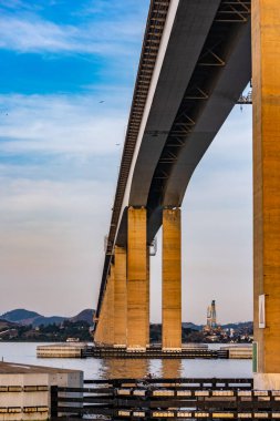 Başkan Costa e Silva Köprüsü (daha çok Rio / Niteroi Köprüsü olarak bilinir), Güney Yarımküre 'deki en uzun köprüdür. Brezilya 'nın Rio de Janeiro eyaletindeki Guanabara Körfezi' ni geçer..