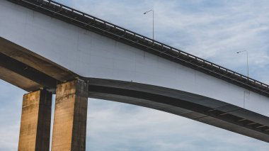 Başkan Costa e Silva Köprüsü (daha çok Rio / Niteroi Köprüsü olarak bilinir), Güney Yarımküre 'deki en uzun köprüdür. Brezilya 'nın Rio de Janeiro eyaletindeki Guanabara Körfezi' ni geçer..