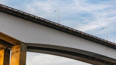 Başkan Costa e Silva Köprüsü (daha çok Rio / Niteroi Köprüsü olarak bilinir), Güney Yarımküre 'deki en uzun köprüdür. Brezilya 'nın Rio de Janeiro eyaletindeki Guanabara Körfezi' ni geçer..