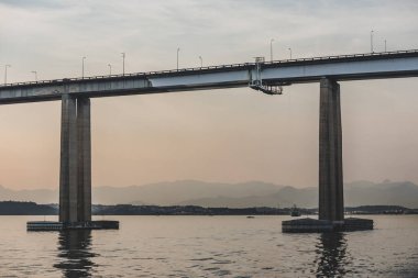Başkan Costa e Silva Köprüsü (daha çok Rio / Niteroi Köprüsü olarak bilinir), Güney Yarımküre 'deki en uzun köprüdür. Brezilya 'nın Rio de Janeiro eyaletindeki Guanabara Körfezi' ni geçer..