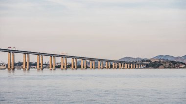 Başkan Costa e Silva Köprüsü (daha çok Rio / Niteroi Köprüsü olarak bilinir), Güney Yarımküre 'deki en uzun köprüdür. Brezilya 'nın Rio de Janeiro eyaletindeki Guanabara Körfezi' ni geçer..