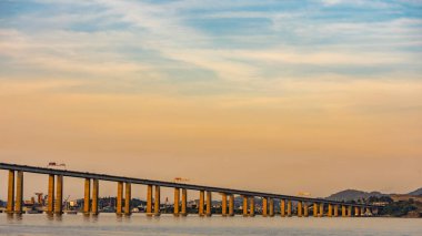 Başkan Costa e Silva Köprüsü (daha çok Rio / Niteroi Köprüsü olarak bilinir), Güney Yarımküre 'deki en uzun köprüdür. Brezilya 'nın Rio de Janeiro eyaletindeki Guanabara Körfezi' ni geçer..