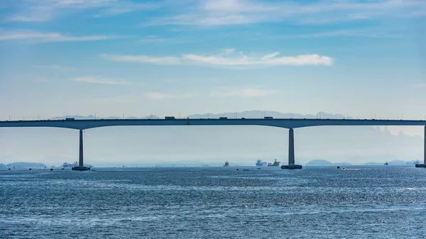 リオネロイ橋 Rio Niteroi Bridge 地球上で南半球で最も長い橋である ブラジルのリオデジャネイロ州のグアナバラ湾を横切ります — ストック写真