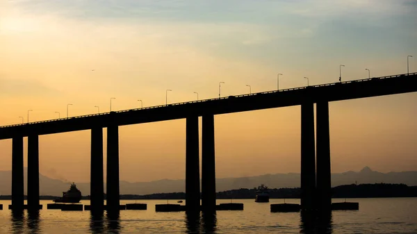 リオネロイ橋 Rio Niteroi Bridge 地球上で南半球で最も長い橋である ブラジルのリオデジャネイロ州のグアナバラ湾を横切ります — ストック写真
