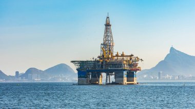 Niteroi, Rio de Janeiro, Brezilya 'daki petrol arama platformu. Santos Havzası 'nın bir parçası olan Guanabara Körfezi bölgesinde birçok şirket faaliyet gösteriyor.