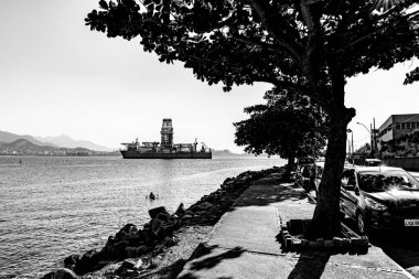 Niteroi, Rio de Janeiro, Brezilya 'daki petrol arama platformu. Santos Havzası 'nın bir parçası olan Guanabara Körfezi bölgesinde birçok şirket faaliyet gösteriyor.