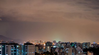 Yıldırımlı ve yağmurlu güçlü bir yaz fırtınasının gelişinin görüntüleri. Şehirde öğleden sonra erken saatlerde, Niteroi, Rio de Janeiro, Brezilya 'da olay
