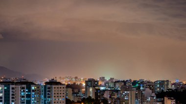 Yıldırımlı ve yağmurlu güçlü bir yaz fırtınasının gelişinin görüntüleri. Şehirde öğleden sonra erken saatlerde, Niteroi, Rio de Janeiro, Brezilya 'da olay