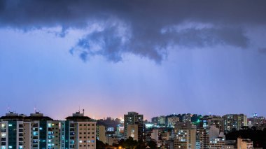 Yıldırımlı ve yağmurlu güçlü bir yaz fırtınasının gelişinin görüntüleri. Şehirde öğleden sonra erken saatlerde, Niteroi, Rio de Janeiro, Brezilya 'da olay