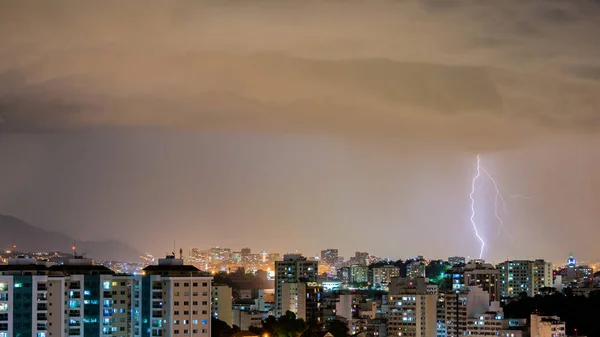 一个强烈的夏季风暴的到来 伴随着闪电和雨的图像 下午晚些时候在巴西里约热内卢Niteroi市举行的活动 — 图库照片