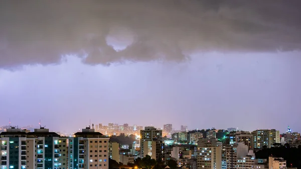 一个强烈的夏季风暴的到来 伴随着闪电和雨的图像 下午晚些时候在巴西里约热内卢Niteroi市举行的活动 — 图库照片