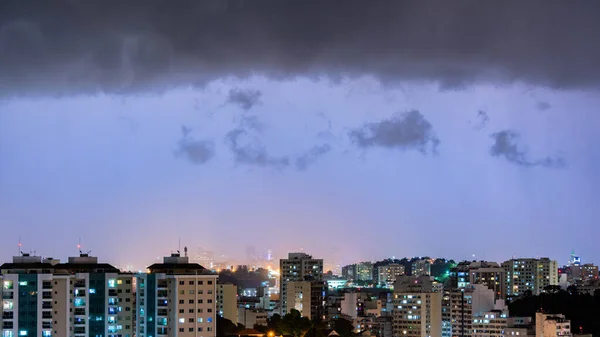 Yıldırımlı Yağmurlu Güçlü Bir Yaz Fırtınasının Gelişinin Görüntüleri Şehirde Öğleden — Stok fotoğraf