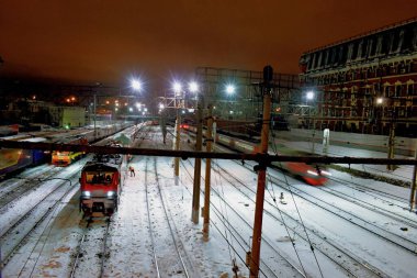 Tren istasyona varıyor. Kış. Kar yağıyor. Moskova, Aralık.
