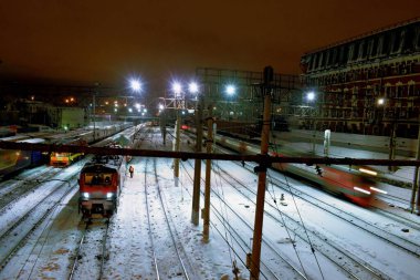 Tren istasyona varıyor. Kış. Kar yağıyor. Moskova, Aralık.