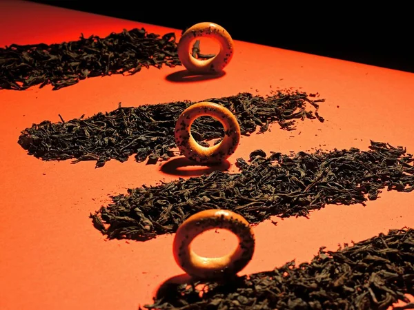 Composição de bagels com sementes de papoila e folhas secas de chá preto — Fotografia de Stock
