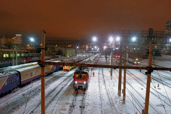 Tren istasyona varıyor. Kış. Kar yağıyor. Moskova, Aralık.