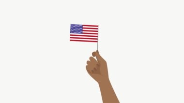 Bağımsızlık Günü 'nü kutlayan bayrakları tutan insanların el kaldırdığı görüntüler. Farklı ırktan vatanseverler Amerika bayraklarını sallıyor. Vatanseverlik, enternasyonalizm, karışık ırk arkadaşlık kavramı.