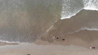Okyanus Dalgaları Kum Sahili 'ne çarpıyor - Hava Aracı Görüntüsü Arambol Goa, Hindistan