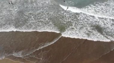 Okyanus Dalgaları Kum Sahili 'ne çarpıyor - Hava Aracı Görüntüsü Arambol Goa, Hindistan