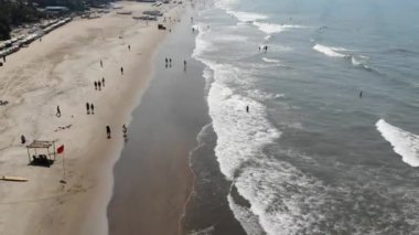 Okyanus Dalgaları Kum Sahilinde - Havadan Bakış Arambol Goa, Hindistan Asya