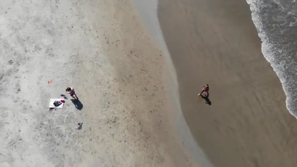 Vagues Océaniques S'écrasant Sur Sandy Beach - Vue Aérienne Par Drone Arambol Goa, Inde Asie 